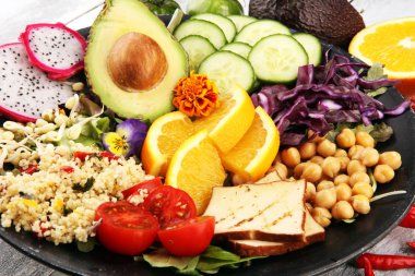 Buda kase sebze ve humus ile kızarmış tofu ve dragon meyve.