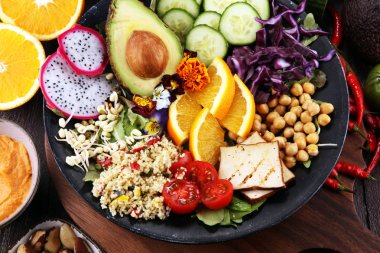 Buda kase sebze ve humus ile kızarmış tofu ve dragon meyve.