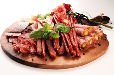 Lezzetli salam, adet dilimlenmiş jambon crudo, sosis ve fesleğen ile yemek tepsisi. Et tabağı ile seçme.