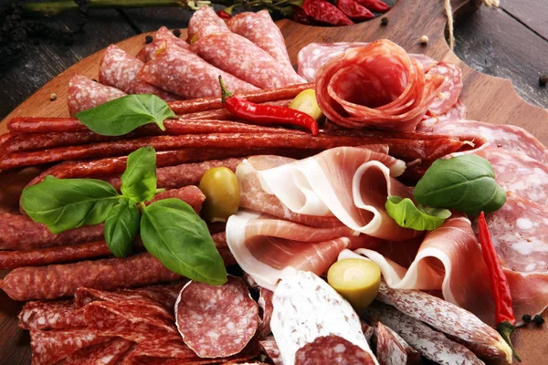 Futtertablett Mit Köstlichen Salami Geschnittenen Schinken Crudo Wurst Und Basilikum — Stockfoto