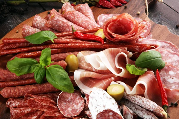 Vassoio Con Deliziosi Salumi Pezzi Prosciutto Crudo Affettato Salsiccia Basilico — Foto Stock