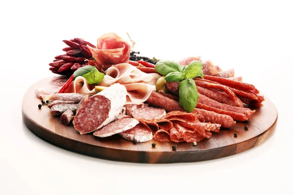 Lezzetli salam, adet dilimlenmiş jambon crudo, sosis ve fesleğen ile yemek tepsisi. Et tabağı ile seçme.