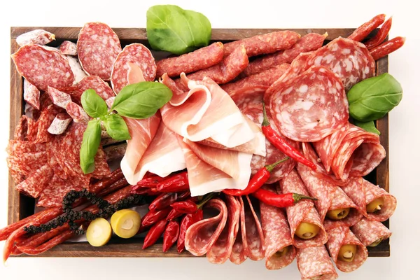 Voedsel Dienblad Met Heerlijke Salami Stukjes Gesneden Prosciutto Crudo Worst — Stockfoto