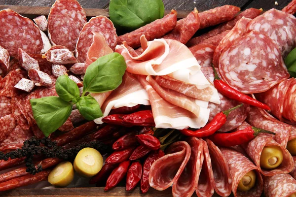 Voedsel Dienblad Met Heerlijke Salami Stukjes Gesneden Prosciutto Crudo Worst — Stockfoto