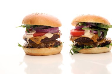 Salata ve peynir ile lezzetli taze et hamburger. Ev yapımı angus burger