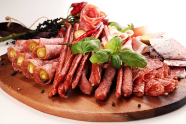 Lezzetli salam, adet dilimlenmiş jambon crudo, sosis ve fesleğen ile yemek tepsisi. Et tabağı ile seçme.