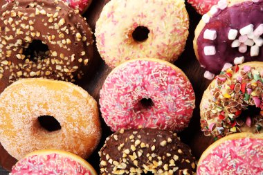 Çikolatalı donutlar, pembe jöleli ve şekerli çörekler..