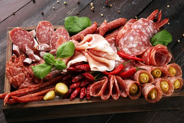 Voedsel Dienblad Met Heerlijke Salami Stukjes Gesneden Prosciutto Crudo Worst — Stockfoto