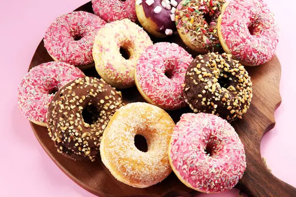 Разнообразные Пончики Шоколадом Глазированные Розовые Глазурованные Посыпать Пончики — стоковое фото