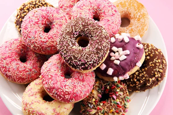 Разнообразные Пончики Шоколадом Глазированные Розовые Глазурованные Посыпать Пончики — стоковое фото