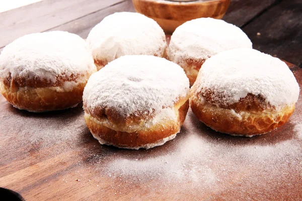 Duitse Donuts Met Jam Poedersuiker Carnaval Gepoederde Suiker Verhoogd Donuts — Stockfoto