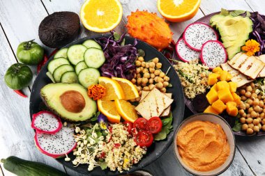 Buda kase sebze ve humus ile kızarmış tofu ve dragon meyve.