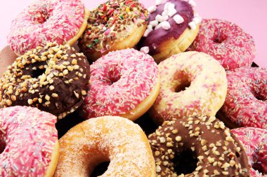 Çikolatalı donutlar, pembe jöleli ve şekerli çörekler..