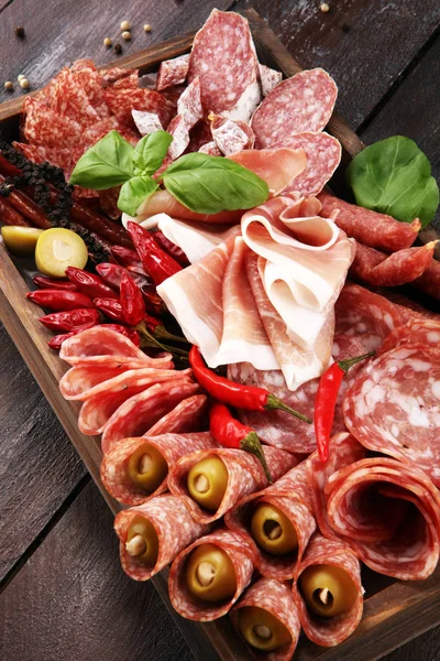 Madbakke Med Lækker Salami Stykker Skiveskåret Prosciutto Crudo Pølse Basilikum - Stock-foto