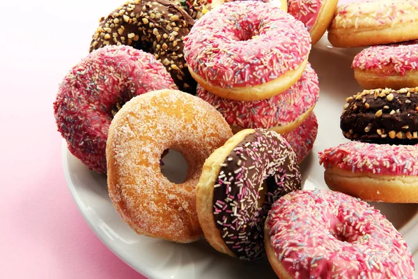 Donuts Sortidos Com Chocolate Fosco Vidros Cor Rosa Rosquinhas Donuts — Fotografia de Stock