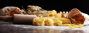 makarna. Taze ev yapımı makarna makarna malzemelerle rustik masada