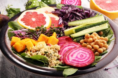 Buda, sağlıklı bir diyet kavramı kase: nohut, salata, kırmızı pancar, kabak, salatalık, greyfurt, lahana ve meze. Dengeli gıda