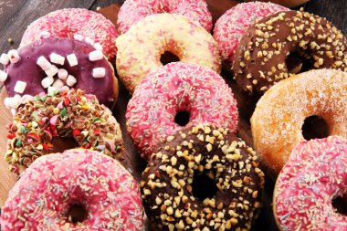 Çikolatalı donutlar, pembe jöleli ve şekerli çörekler..