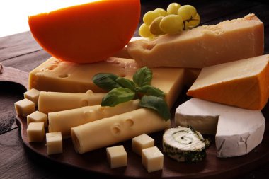 Peynir üzüm ile servis tabağı çeşitli bir tepside peynir.