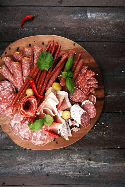 Voedsel Dienblad Met Heerlijke Salami Stukjes Gesneden Prosciutto Crudo Worst — Stockfoto