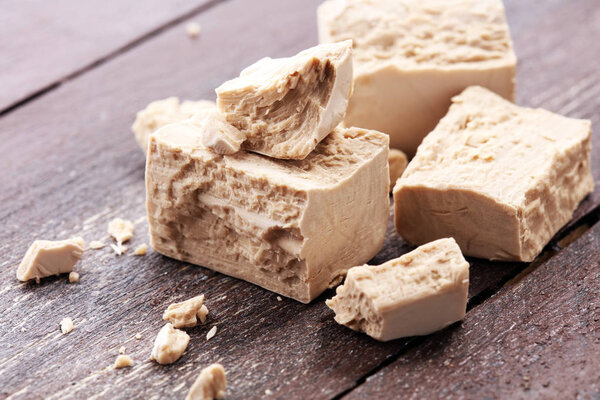 Сухие дрожжи крошится и дрожжи блок для выпечки
.