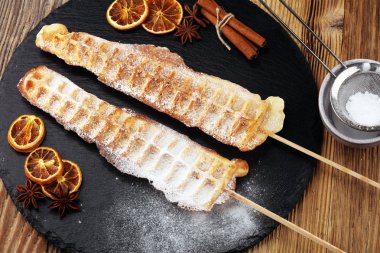 Toz şeker ile Belçika Waffle. çikolata ve gofret ile Popsicles