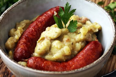 Büyük fasulye ve tütsülenmiş sosis çorbası