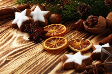 Noel çerezleri fırın. Tipik tarçınlı yıldız ekmek baharatlar ile. Noel dekorasyon
