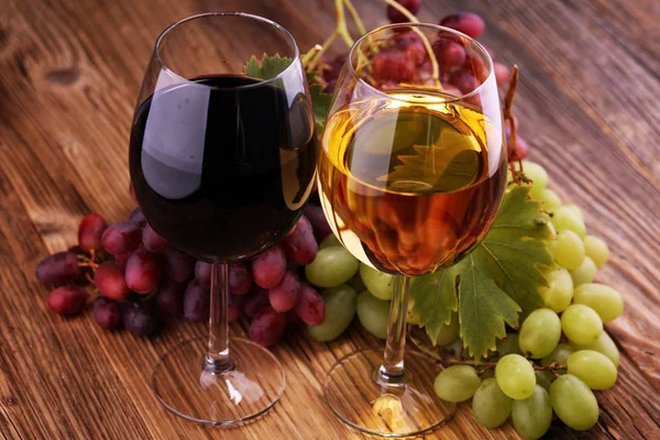 Vinho Branco Vinho Tinto Copo Com Uvas Outono Fundo Rústico — Fotografia de Stock
