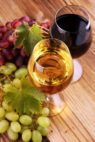 Vinho Branco Vinho Tinto Copo Com Uvas Outono Fundo Rústico — Fotografia de Stock