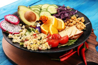 Buda kase sebze ve humus ile kızarmış tofu ve dragon meyve.