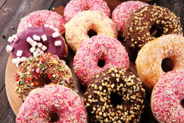 Çikolatalı donutlar, pembe jöleli ve şekerli çörekler..