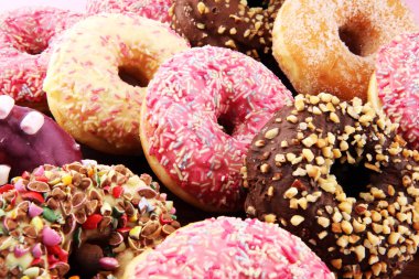 Çikolatalı donutlar, pembe jöleli ve şekerli çörekler..