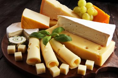 Peynir üzüm ile servis tabağı çeşitli bir tepside peynir.