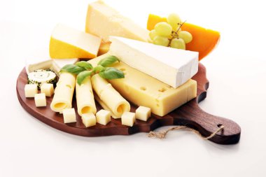 Peynir üzüm ile servis tabağı çeşitli bir tepside peynir.