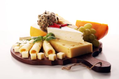 Peynir üzüm ile servis tabağı çeşitli bir tepside peynir.