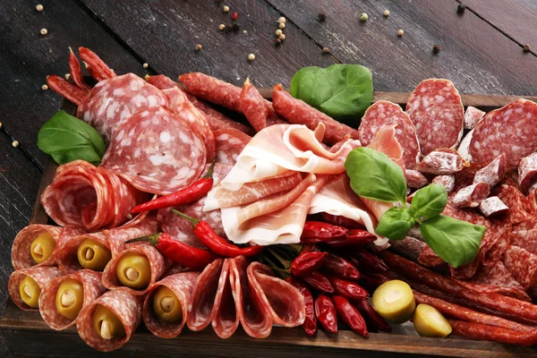 Futtertablett Mit Köstlichen Salami Geschnittenen Schinken Crudo Wurst Und Basilikum — Stockfoto