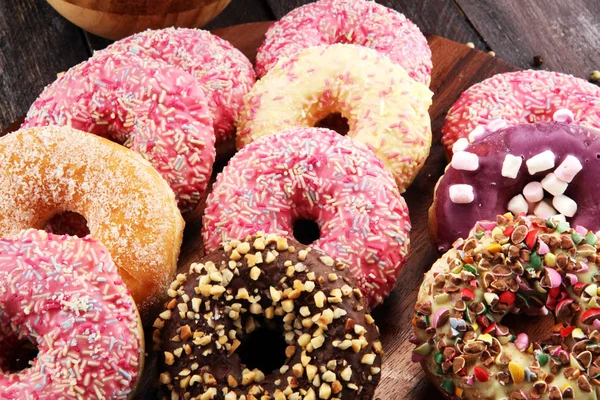 Verschiedene Donuts Mit Schokolade Gefrostet Rosa Glasiert Und Bestreut Donuts — Stockfoto