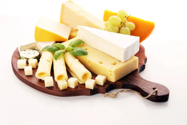チーズぶどう添えプレート大皿に様々 なチーズ — ストック写真
