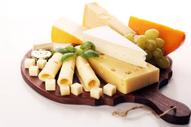 Peynir üzüm ile servis tabağı çeşitli bir tepside peynir.