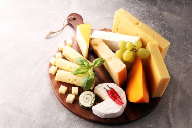 Peynir üzüm ile servis tabağı çeşitli bir tepside peynir.