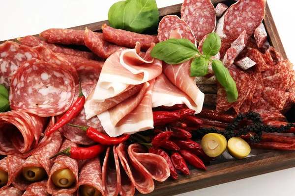 Voedsel Dienblad Met Heerlijke Salami Stukjes Gesneden Prosciutto Crudo Worst — Stockfoto