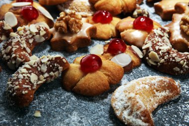 tanımlama bilgileri, fındık ve gingerbread bir Noel ekmek kavram. Xmas tanımlama bilgileri.