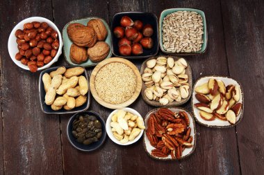 fındık fıstık ve ceviz ile rustik tabloda kompozisyon