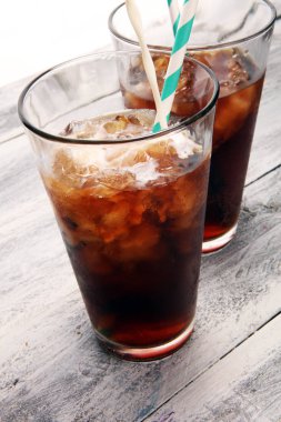 Buzlu kahve krem o doku gösterilen ve ferahlatıcı içki görünümünü döktü rustik bir tablo.