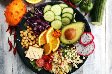 Buda kase sebze ve humus ile kızarmış tofu ve dragon meyve.