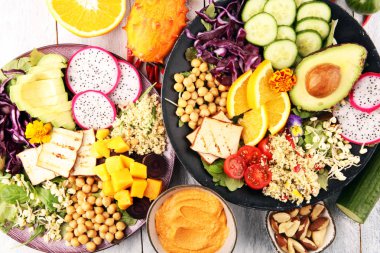 Buda kase sebze ve humus ile kızarmış tofu ve dragon meyve.