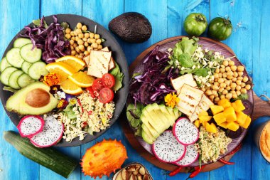 Buda kase sebze ve humus ile kızarmış tofu ve dragon meyve.