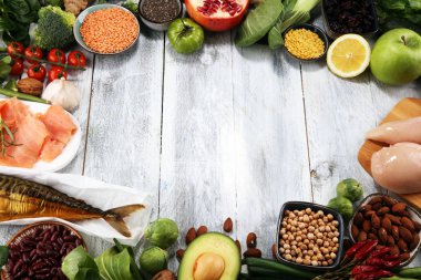 Sağlıklı gıda seçimi yeme temiz. meyve, sebze, tohum, superfood, tahıllar, yaprak sebze ve balık ve tavuk.