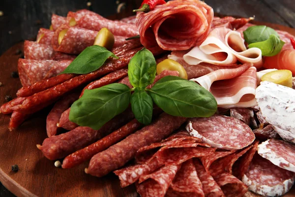 Voedsel Dienblad Met Heerlijke Salami Stukjes Gesneden Prosciutto Crudo Worst — Stockfoto